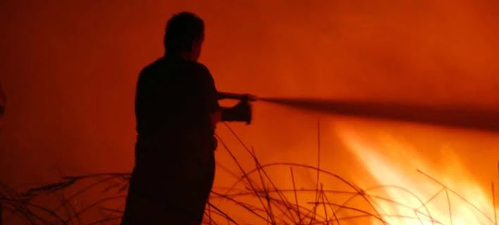 Φωτιά στη Βιομηχανική Περιοχή Σίνδου στη Θεσσαλονίκη – Πνέουν ισχυροί άνεμοι